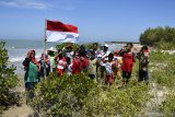 Kelompok Peduli Mangrove Madura (KPMM) bersama nelayan dan sejumlah anak-anak melaksanakan upacara bendera di kawasan hutan mangrove Pantai Padelegan, Pamekasan, Jawa Timur, Senin (17/8/2020). Upacara dalam rangka memperingati HUT ke-75 kemerdekaan RI, itu sekaligus sebagai upaya menggugah kesadaran masyarakat akan pentingnya melestarikan pantai dan merawat hutan mangrove. Antara Jatim/Saiful Bahri/zk