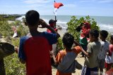 Kelompok Peduli Mangrove Madura (KPMM) bersama nelayan dan sejumlah anak-anak melaksanakan upacara bendera di kawasan hutan mangrove Pantai Padelegan, Pamekasan, Jawa Timur, Senin (17/8/2020). Upacara dalam rangka memperingati HUT ke-75 kemerdekaan RI, itu sekaligus sebagai upaya menggugah kesadaran masyarakat akan pentingnya melestarikan pantai dan merawat hutan mangrove. Antara Jatim/Saiful Bahri/zk