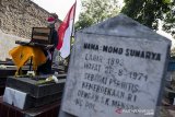 Anak-anak yang tergabung dalam komunitas Sakola Rajat (SR) Iboe Inggit Garnasih mengikuti upacara peringatan detik-detik Proklamasi Ke-75 di Taman Makam Perintis Kemerdekaan, Bandung, Jawa Barat, Senin (17/8/2020). Upacara yang diadakan di area Makam Perintis Kemerdekaan tersebut digelar untuk pembelajaran sejarah kemerdekaan dan juga memperingati HUT ke-75 Kemerdekaan Republik Indonesia. ANTARA JABAR/M Agung Rajasa/agr