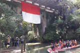 Mahasiswa Untidar kibarkan Merah Putih raksasa di Jembatan Blondo