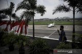 Petugas berjaga di atap gedung manajemen Bandara Husein Sastranegara, Bandung, Jawa Barat, Selasa (18/8/2020). Bandara Husein Sastranegara yang dikelola oleh PT Angkasa Pura II akan kembali melayani penerbangan dengan pesawat jet pada 20 Agustus 2020 mendatang dalam rangka penataan rute penerbangan serta pemulihan aktivitas ekonomi dan pariwisata. ANTARA JABAR/Raisan Al Farisi/agr