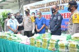 Kapolda Sumut Irjen Pol Martuani Sormin Siregar (tengah) bersama jajarannya memperlihatkan barang bukti narkotika dan seorang tersangka Hans Wijaya saat gelar kasus di RSU Bhayangkara Polda Sumut, Medan, Selasa (18/8). Polda Sumatera Utara mengungkap jaringan narkoba Medan-Jakarta dengan menyita 100 kilogram sabu dan 50 ribu butir pil ekstasi dan menembak mati seorang bandar yang berawal dari penangkapan seorang bandar narkoba di Kota Medan, pada bulan Juni lalu. ANTARA/Septianda Perdana