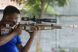 Atlet menembak, Septiadi, membidik sasaran saat menjalani sesi latihan di Lapangan tembak Perbakin, Karangpawitan II, Karawang, Jawa Barat, Selasa (18/8/2020). Atlet menembak peraih perunggu Kejuaraan Nasional Bukit Asam dan rangking lima terbaik pada Kejuaraan South East Asia Shooting Association (SEASA) Championship ini menjalani program latihan di masa pandemi COVID-19 guna menjaga stamina untuk menghadapi ajang kejuaraan nasional dan internasional serta persiapan Pekan Olahraga Nasional (PON) XX Papua mendatang. ANTARA JABAR/M Ibnu Chazar/agr