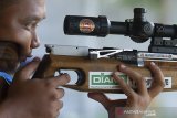 Atlet menembak, Septiadi, membidik sasaran saat menjalani sesi latihan di Lapangan tembak Perbakin, Karangpawitan II, Karawang, Jawa Barat, Selasa (18/8/2020). Atlet menembak peraih perunggu Kejuaraan Nasional Bukit Asam dan rangking lima terbaik pada Kejuaraan South East Asia Shooting Association (SEASA) Championship ini menjalani program latihan di masa pandemi COVID-19 guna menjaga stamina untuk menghadapi ajang kejuaraan nasional dan internasional serta persiapan Pekan Olahraga Nasional (PON) XX Papua mendatang. ANTARA JABAR/M Ibnu Chazar/agr