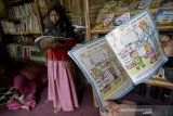 Anak-anak membaca buku di Taman Baca Nafilatul Husna, Banjarwangi, Kabupaten Garut, Jawa Barat, Selasa (18/8/2020). Taman baca yang dibangun di daerah terpencil tersebut ditujukan untuk memfasilitasi dan meningkatkan minat baca anak-anak. ANTARA JABAR/Candra Yanuarsyah/agr