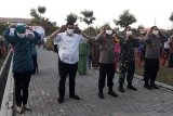 Wali Kota Kediri Abdullah Abu Bakar (baju putih), Kapolresta Kediri AKBP Miko Indrayana saat peresmian program 