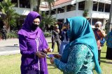 PKK Kediri Bagikan Masker - Ketua TP PKK Kota Kediri Ferry Silviana saat menyerahkan bantuan masker secara simbolis kepada anggota di halaman Balai Kota Kediri, Jawa Timur, Senin (17/8/2020). Kegiatan ini  mendukung gerakan bersama pakai masker, demi mendorong kesadaran warga mengantisipasi penyebaran COVID-19. Antara Jatim/ Asmaul Chusna/zk