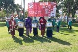 PKK Kediri Bagikan Masker - Ketua TP PKK Kota Kediri Ferry Silviana saat menyerahkan bantuan masker secara simbolis kepada anggota di halaman Balai Kota Kediri, Jawa Timur, Senin (17/8/2020). Kegiatan ini  mendukung gerakan bersama pakai masker, demi mendorong kesadaran warga mengantisipasi penyebaran COVID-19. Antara Jatim/ Asmaul Chusna/zk