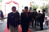 HUT Kemerdekaan RI - Wali Kota Kediri Abdullah Abu Bakar dan sejumlah forkopimda dalam momentum Hari Ulang Tahun (HUT) ke-75 Kemerdekaan Indonesia di Balai Kota Kediri, Jawa Timur, Senin (17/8/2020). Wali Kota mengajak warga meningkatkan gotong royong dan memakai masker demi mencegah penyebaran COVID-18. Antara Jatim/ Asmaul Chusna/zk