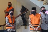 Mantan pimpinan DPRD Jambi AR Syahbandar (kanan), Chumaidi Zaidi (tengah) dan Cornelis Buton (kiri) berjalan menuju mobil tahanan usai diperiksa di gedung KPK, Jakarta, Selasa (18/8/2020). Mereka diperiksa dalam penyidikan kasus suap terkait pengesahan RAPBD Provinsi Jambi Tahun Anggaran 2018. ANTARA FOTO/Hafidz Mubarak A/foc.