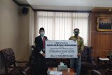 Staf khusus Presiden Billy Mambrasar bagi kuota internet gratis ke mahasiswa Papua di UNJ