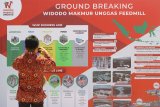 Salah satu undangan menyaksikan denah pembangunan pabrik pakan ayam Widodo Makmur Unggas Feedmill di Sidolaju, Widodaren, Ngawi, Jawa Timur, Rabu (19/8/2020). Pembangunan pabrik pakan ayam seluas 12,7 hektar yang dijadwalkan mulai beroperasi pada 2021 tersebut bertujuan untuk memastikan pemenuhan kebutuhan dan kualitas pakan unggas PT Widodo Makmur Unggas (WMU) sekaligus diharapkan mampu berkontribusi pada penyerapan tenaga kerja dan hasil panen petani sebagai bahan baku pembuatan pakan unggas. Antara Jatim/Moch Asim/zk.