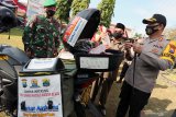 Kapolres Blitar Kota AKBP Leonard M. Sinambela (Kanan) bersama Walikota Blitar Santoso (Dua Kanan) mengecek kesiapan kendaraan yang digunakan sebagai Bank Masker saat Peluncuran program 