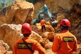 Petugas menggunakan alat berat untuk mencari korban bencana tebing longsor di lokasi galian C penambangan batu di desa Katekan, Brati, Grobogan, Jawa Tengah, Rabu (19/8/2020). Akibat tebing longsor setingggi kurang lebih 15 meter itu menyebabkan tiga orang meningggal dunia dan dua orang selamat. ANTARA FOTO/Yusuf Nugroho/aww.