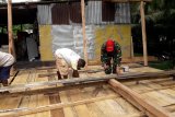 Prajurit TNI Koramil Waropen Bawah membantu renovasi rumah warga