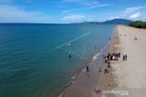 Pantai Minanga di Atinggola, Kabupaten Gorontalo Utara, memiliki pesona yang indah. Objek wisata baru yang dikelola Badan Usaha Milik Desa (Bumdes) tersebut ramai dikunjungi wisatawan dari berbagai daerah di Gorontalo hingga Sulawesi Utara. (ANTARA FOTO/Adiwinata Solihin)