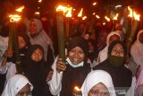 Warga membawa obor saat mengikuti pawai menyambut Tahun Baru Islam di Bendasari, Karawang, Jawa Barat, Rabu (19/8/2020). Pawai obor tersebut untuk menyambut Tahun Baru Islam 1 Muharram 1442 Hijriah. ANTARA JABAR/M Ibnu Chazar/agr