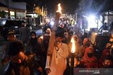 Sejumlah warga mengikuti pawai obor di Tarogong Kidul, Kabupaten Garut, Jawa Barat, Rabu (19/8/2020) malam. Pawai obor tersebut digelar dalam rangka menyambut Tahun Baru Islam 1 Muharram 1442 Hijriyah. ANTARA JABAR/Candra Yanuarsyah/agr