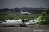 Pesawat Boeing 737 milik maskapai Lion Air mendarat di Bandara Husein Sastranegara, Bandung, Jawa Barat, Kamis (20/8/2020). Bandara Husein Sastranegara yang dikelola oleh PT Angkasa Pura II kembali melayani penerbangan dengan pesawat jet rute domestik  dalam rangka penataan rute penerbangan serta pemulihan aktivitas ekonomi dan pariwisata. ANTARA JABAR/Raisan Al Farisi/agr