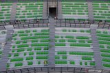 Pekerja memasang kursi tunggal untuk penonton di Stadion Gelora Bung Tomo (GBT), Surabaya, Jawa Timur, Kamis (20/8/2020). Berbagai perbaikan terus dikerjakan di stadion tersebut seperti pemasangan sekitar 45.000 kursi tunggal dan pengelupasan rumput untuk diganti dengan rumput standar internasional guna menyambut Piala Dunia U-20 pada 2021 mendatang. Antara Jatim/Moch Asim/zk.
