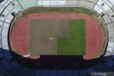 Pekerja mengelupas rumput di Stadion Gelora Bung Tomo (GBT), Surabaya, Jawa Timur, Kamis (20/8/2020). Berbagai perbaikan terus dikerjakan di stadion tersebut seperti pemasangan sekitar 45.000 kursi tunggal dan pengelupasan rumput untuk diganti dengan rumput standar internasional guna menyambut Piala Dunia U-20 pada 2021 mendatang. Antara Jatim/Moch Asim/zk.