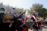 Sejumlah tokoh adat membawa sesaji yang akan dilarung ke laut saat ritual larung sesaji di Pantai Serang, Blitar, Jawa Timur, Jumat (21/8/2020). Larung sesaji berisi hasil bumi dan hasil melaut warga yang dilaksanakan pada bulan suro (Muharam) penanggalan jawa tersebut sebagai wujud syukur masayarakat pesisir pantai selatan pulau jawa. Antara Jatim/Irfan Anshori/zk