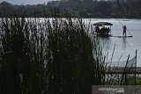 Wisatawan menggunakan perahu rakit di kawasan Situ Bagendit, Banyuresmi, Kabupaten Garut, Jawa Barat, Jumat (21/8/2020). Wisata Situ Bagendit menjadi salah satu tujuan wisata alam di Kabupaten Garut pada libur Tahun Baru Islam dan libur akhir pekan. ANTARA JABAR/Candra Yanuarsyah/agr