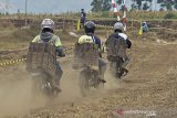 Peserta lomba motor tunjal (pengangkut) memacu kendaraan saat lomba motor Garut Tunjal Cup 2020 di Pangatikan, Kabupaten Garut, Jawa Barat, Sabtu (22/8/2020). Lomba motor yang diikuti 75 peserta dari perajin bata merah tersebut dilakukan dalam rangka memeriahkan HUT ke-75 Kemerdekaan Republik Indonesia. ANTARA JABAR/Candra Yanuarsyah/agr