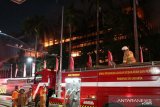 Damkar masih berupaya menaklukan api lalap Kejagung