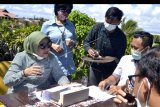 Menteri Ketenagakerjaan (Menaker) Ida Fauziyah (kiri) menilai kopi yang diseduh peserta kompetisi Barista di kawasan Kuta, Badung, Bali, Sabtu (22/8/2020). Kompetisi tersebut diselenggarakan untuk mengangkat potensi kopi khas Bali serta untuk memberikan motivasi kepada para barista yang bekerja di sektor pariwisata, perhotelan, dan sejumlah kafe yang terdampak pandemi COVID-19. ANTARA FOTO/Fikri Yusuf/nym.