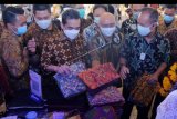 Menteri Perdagangan Agus Suparmanto (ketiga kiri) bersama Menteri Koperasi dan Usaha Kecil Menengah (UKM) Teten Masduki (keempat kiri) dan Menteri Perindustrian Agus Gumiwang (kanan) meninjau produk UMKM di sela penyaluran Kredit Usaha Rakyat (KUR) kebangkitan UMKM untuk pemulihan ekonomi nasional di Desa Budaya Kertalangu, Denpasar, Bali, Sabtu (22/8/2020). Penyaluran KUR tersebut untuk mendorong UMKM dalam mempercepat pemulihan ekonomi Provinsi Bali yang terpuruk karena terdampak pandemi COVID-19. ANTARA FOTO/Nyoman Hendra Wibowo/nym