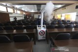 Petugas melakukan pengasapan disinfektan di kantor Pemda Kabupaten Indramayu, Jawa Barat, Sabtu (22/8/2020). Pengasapan dengan menggunakan mesin disinfektan model baru tersebut dilakukan untuk menekan penyebaran virus COVID-19 yang terus meningkat di daerah itu. ANTARA JABAR/Dedhez Anggara/agr