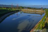 Suasana sebuah embung di Desa Sukaraharja, Kabupaten Ciamis, Jawa Barat, Jumat (21/8/2020). Pembangunan embung yang dibiayai dari dana desa tersebut untuk meningkatkan produktivitas pertanian serta membantu mengatasi kekurangan air saat musim kemarau. ANTARA JABAR/Adeng Bustomi/agr