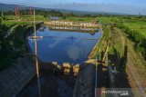 Suasana sebuah embung di Desa Sukaraharja, Kabupaten Ciamis, Jawa Barat, Jumat (21/8/2020). Pembangunan embung yang dibiayai dari dana desa tersebut untuk meningkatkan produktivitas pertanian serta membantu mengatasi kekurangan air saat musim kemarau. ANTARA JABAR/Adeng Bustomi/agr