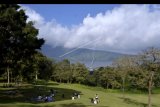 Wisatawan menikmati pemandangan di kawasan Kebun Raya Eka Karya Bali, Tabanan, Bali, Minggu (23/8/2020). Kebun Raya Bali dipadati oleh ribuan pengunjung yang didominasi masyarakat lokal Bali yang berwisata memanfaatkan hari terakhir libur panjang akhir pekan. ANTARA FOTO/Fikri Yusuf/nym