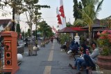 Sejumlah orang menikmati suasana sore hari di kawasan pedestrian Kota Madiun, Jawa Timur, Sabtu (22/8/2020). Pemkot Madiun membuat kawasan pedestrian mirip kawasan Jalan Malioboro Yogyakarta dengan lebar sekitar empat meter di sepanjang tepi Jalan Pahlawan guna memberikan ruang bagi pejalan kaki dan warga yang ingin menikmati suasana kota. Antara Jatim/Siswowidodo/zk.