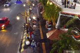 Sejumlah orang menikmati suasana sore hari di kawasan pedestrian Kota Madiun, Jawa Timur, Sabtu (22/8/2020). Pemkot Madiun membuat kawasan pedestrian mirip kawasan Jalan Malioboro Yogyakarta dengan lebar sekitar empat meter di sepanjang tepi Jalan Pahlawan guna memberikan ruang bagi pejalan kaki dan warga yang ingin menikmati suasana kota. Antara Jatim/Siswowidodo/zk.