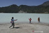 Wisatawan mengunjungi kolam air panas di kawasan Taman Wisata Alam (TWA) Talaga Bodas, Wanaraja, Kabupaten Garut, Jawa Barat, Minggu (23/8/2020). Objek wisata yang dikelola Balai Konservasi Sumber Daya Alam (BKSDA) Jawa Barat II ini merupakan kawah di lereng Gunung Talaga Bodas dengan status aktif tapi tidak berbahaya dan aman untuk dikunjungi. ANTARA JABAR/Candra Yanuarsyah/agr