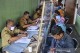 Pelaku Usaha Mikro Kecil Menengah (UMKM) menyerahkan persyaratan untuk verifikasi bantuan program dana hibah COVID-19 kepada petugas di Kantor Dinas Koperasi Usaha Kecil dan Perdagangan (DKUKP) Kabupaten Ciamis, Jawa Barat, Senin (24/8/2020). DKUKP Kabupaten Ciamis telah mengumpulkan sedikitnya 15.976 pelaku UMKM untuk diajukan mendapatakan Bantuan Langsung Tunai (BLT) dari program dana hibah sebesar Rp2,4 juta. ANTARA JABAR/Adeng Bustomi/agr