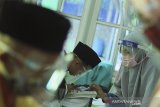 Sejumlah santri mengunakan masker dan pelindung wajah mengikuti kegiatan belajar membaca Al Quran di Diniyah Takmiliyah Awaliyah (DTA) Ummi Kulsum, Karawang, Jawa Barat, Selasa (25/8/2020). Kegiatan tersebut kembali dilaksanakan setelah terhenti selama tiga bulan akibat pandemi COVID-19 dengan menyesuaikan kondisi adaptasi kebiasaan baru melalui penerapan protokol kesehatan dan pengaturan shift belajar. ANTARA JABAR/M Ibnu Chazar/agr