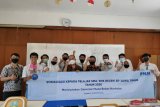 Peserta berfoto bersama usai kegiatan seminar virtual Pencegahan dan Pemberantasan Penyalahgunaan dan Peredaran Gelap Narkotika dan Prekuso Narkotika (P4GN) kepada pelajar SMA/SMK di Surabaya, Jawa Timur, Selasa (25/8/2020). Kegiatan tersebut merupakan salah satu bentuk tanggung jawab sosial PNM kepada masyarakat untuk mengedukasi siswa dan siswi perihal bahaya narkoba dan dampak negatifnya dalam kehidupan sehari-hari. Antara Jatim/HO/Humas PNM Surabaya/zk.