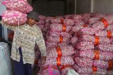 Buruh mengangkat pasokan bawang putih impor di gudang Pasar Induk Gadang, Malang, Jawa Timur, Senin (24/8/2020). Kementerian Pertanian mencatat kebutuhan konsumsi bawang putih nasional mencapai 500 ribu ton per tahun namun hasil produksi hanya berkisar 88 ribu ton sehingga sekitar 90 persen kebutuhan bawang putih dipenuhi dengan impor. Antara Jatim/Ari Bowo Sucipto/zk.