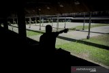 Siluet atlet yang akan turun pada PON XX cabang olahraga menembak 50 meter free pistol dan 10 meter air pistol dari Perbakin Jawa Barat, Martin Junerius Lala saat menjalani sesi latihan di Lapangan Tembak Cisangkan, Cimahi, Jawa Barat, Selasa (25/8/2020). Setelah berhenti berlatih selama tiga bulan akibat pandemi COVID-19, sejumlah atlet menembak di Jawa Barat kembali menggelar pelatihan daerah untuk mempersiapkan diri pada ajang PON XX di Papua pada 2021 mendatang. ANTARA JABAR/Raisan Al Farisi/agr
