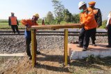 Petugas memasang palang besi saat penutupan bakal perlintasan sebidang kereta api di Desa Baye, Kediri, Jawa Timur, Selasa (25/8/2020). PT Kereta Api Indonesia Daop 7 menutup sejumlah bakal perlintasan ilegal guna melindungi warga dan perjalanan kereta api dari kecelakaan. Antara Jatim/Prasetia Fauzani/zk