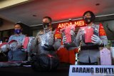 Polisi menunjukkan barang bukti berupa ganja siap edar yang disita dari tangan tersangka di Mapolresta Malang, Jawa Timur, Selasa (25/8/2020). Satnarkoba polres Malang berhasil mengamankan kedua kurir ganja yang menyelundupkan narkoba antar provinsi dengan barang bukti berupa ganja siap edar seberat 4,5 kilogram. Antara Jatim/Ari Bowo Sucipto/zk