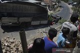 Warga melihat proses evakuasi truk pengangkut susu kemasan yang terguling di Nagreg, Kabupaten Bandung, Jawa Barat, Selasa (25/8/2020). Kecelakaan truk tersebut  diduga karena rem blong saat akan melaju di turunan jalan Cagak menuju arah Garut. ANTARA FOTO/Candra Yanuarsyah/agr