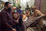 Wakil Gubernur Bali Tjokorda Oka Artha Ardana Sukawati (kiri), Deputi Bidang Produk Wisata dan Penyelenggara Kegiatan Rizki Handayani (kedua kiri) dan Managing Director The Nusa Dua I Gusti Ngurah Ardita (tengah) meninjau pameran UMKM saat kegiatan konvensi rancangan panduan pelaksanaan aspek kebersihan, kesehatan, keselamatan, serta kelestarian lingkungan atau Cleanliness, Health, Safety and Environmental sustainability (CHSE) dalam penyelenggaraan kegiatan Meeting, Incentive, Convention, Exhibition (MICE), di Nusa Dua, Badung, Bali, Selasa (25/8/2020). Konvensi yang diselenggarakan Kementerian Pariwisata dan Ekonomi Kreatif (Kemenparekraf) tersebut dilakukan sebagai tahapan akhir dari proses penyusunan rancangan panduan CHSE pada penyelenggaraan kegiatan pertemuan, insentif, konvensi dan pameran atau MICE memasuki era adaptasi kebiasaan baru. ANTARA FOTO/Fikri Yusuf/nym.