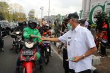 Forkompimda Sleman membagikan masker dan hand sanitizer