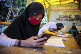 Sejumlah siswa belajar secara daring dengan memanfaatkan fasilitas jaringan internet gratis di Kampung Sukamaju, Padalarang, Kabupaten Bandung Barat, Jawa Barat, Rabu (26/8/2020). Ketua RW 06 Kampung Sukamaju, Kecamatan Padalarang, berinisiatif untuk menyediakan jaringan internet secara gratis bagi siswa kurang mampu di wilayahnya guna meringankan beban orang tua di masa pandemi COVID-19. ANTARA JABAR/Raisan Al Farisi/agr