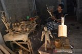 Penyandang disabilitas, Sukardi, menyelesaikan kerajinan bunga berbahan bambu di Desa Kayangan Kecamatan Diwek, Kabupaten Jombang, Jawa Timur, Rabu (26/8/2020). Beragam jenis produk kerajinan yang dibuat dari bahan bambu muali miniatur motor, hewan, lampu hias, bunga serta lampu belajar tersebut dipasarkan secara online ke berbagai kota, terutama Yogyakarta dengan harga mulai Rp25 ribu-Rp250 ribu per biji tergantung ukuran dan tingkat kesulitan. Antara Jatim/Syaiful Arif/zk